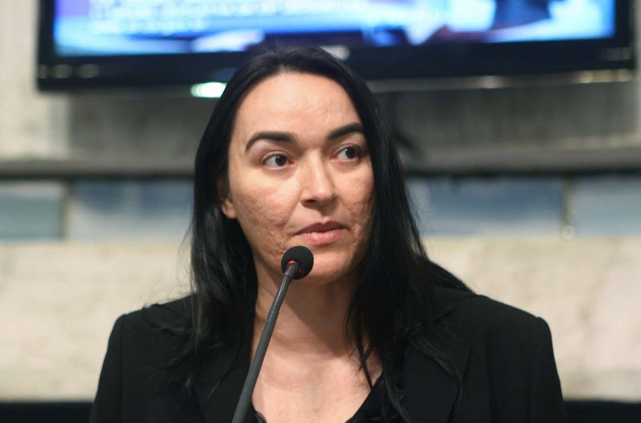 A peemedebista desarquivou uma PEC, de autoria do deputado estadual, Mauro Filho (Pros), que dispensa necessidade de alvarás ou quaisquer documentos para o funcionamento de cultos religiosos ou igrejas no Ceará. Alguns veículos de comunicação publicaram matérias sobre o assunto, alegando que a parlamentar quer liberar barulho das igrejas. “Eu acredito na boa imprensa. Me sinto injustiçada” (Foto: Renata Paiva) A peemedebista desarquivou uma PEC, de autoria do deputado estadual, Mauro Filho (Pros), que dispensa necessidade de alvarás ou quaisquer documentos para o funcionamento de cultos religiosos ou igrejas no Ceará. Alguns veículos de comunicação publicaram matérias sobre o assunto, alegando que a parlamentar quer liberar barulho das igrejas. “Eu acredito na boa imprensa. Me sinto injustiçada”