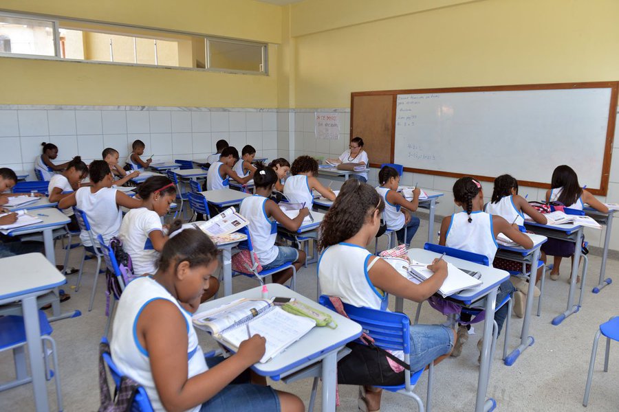Tempo complementar será usado para as disciplinas Português e Matemática; para o secretário da Educação de Salvador, Guilherme Bellintani, a mudança "é muito significativa", já que a realidade das escolas de Salvador está bem abaixo do que deveria ser e bem distante do quadro em outras cidades; "Temos uma das menores cargas horárias entre as capitais, além de um déficit imenso em relação à média mundial. Não tenho dúvida de que é um dos nossos maiores problemas hoje. Essa ampliação da carga horária será um salto na qualidade de ensino nas escolas do município, diz o secretário (Foto: Romulo Faro) Tempo complementar será usado para as disciplinas Português e Matemática; para o secretário da Educação de Salvador, Guilherme Bellintani, a mudança "é muito significativa", já que a realidade das escolas de Salvador está bem abaixo do que deveria ser e bem distante do quadro em outras cidades; "Temos uma das menores cargas horárias entre as capitais, além de um déficit imenso em relação à média mundial. Não tenho dúvida de que é um dos nossos maiores problemas hoje. Essa ampliação da carga horária será um salto na qualidade de ensino nas escolas do município, diz o secretário