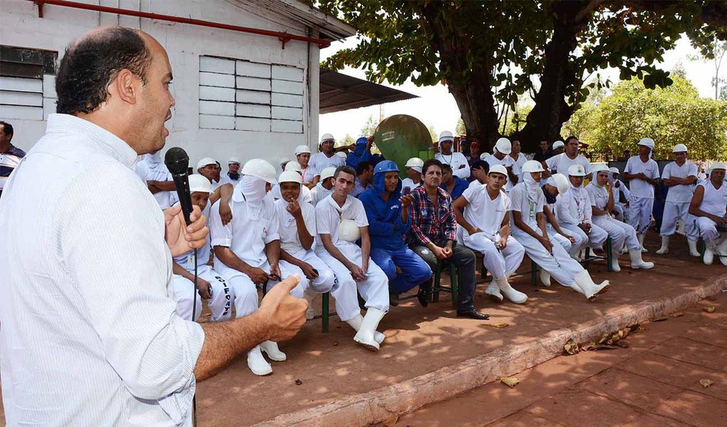 O governador Sandoval Cardoso, candidato à reeleição pela coligação "A mudança que a gente vê" visitou empresas do distrito industrial de Araguaína, na manhã desta sexta-feira, 5; funcionária de um empresa visitada comentou que em seu bairro é contado que Sandoval não terminaria a gestão e passaria o governo ao ex-senador Eduardo Siqueira Campos, candidato a deputado estadual; "Nunca fui mandado e nem fui seguidor de nenhum grupo político. Nunca fui eleito na base do Siqueira, e quando o Marcelo deixou o Siqueira e foi para o PMDB, lá eu já estava. Então, tudo isso não passa de fofoca de quem não tem proposta e não tem serviço pra mostrar", reagiu; Sandoval voltou a pedir que os eleitores comparem o governo de Marcelo Miranda com o dele (Foto: Aquiles Lins) O governador Sandoval Cardoso, candidato à reeleição pela coligação "A mudança que a gente vê" visitou empresas do distrito industrial de Araguaína, na manhã desta sexta-feira, 5; funcionária de um empresa visitada comentou que em seu bairro é contado que Sandoval não terminaria a gestão e passaria o governo ao ex-senador Eduardo Siqueira Campos, candidato a deputado estadual; "Nunca fui mandado e nem fui seguidor de nenhum grupo político. Nunca fui eleito na base do Siqueira, e quando o Marcelo deixou o Siqueira e foi para o PMDB, lá eu já estava. Então, tudo isso não passa de fofoca de quem não tem proposta e não tem serviço pra mostrar", reagiu; Sandoval voltou a pedir que os eleitores comparem o governo de Marcelo Miranda com o dele