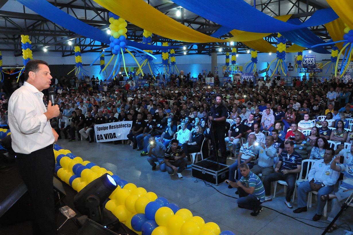 Em reunião no Tartersal de Elite da Pecuária de Goiânia, governador recebeu o apoio das associações e dos comandantes das forças militares do Estado; cerca de 7 mil oficiais estiveram presentes no encontro e viram Marconi anunciar compromissos com a categoria; candidato tucano lembrou que a frota da Polícia Militar será trocada este mês e que haverá concurso para a Polícia Civil; entre as propostas, Marconi destacou que estuda criação de financiamentos especiais para servidores da segurança pública estadual para compra de imóveis residenciais, para garantir que o militar tenha condição de morar em casa própria (Foto: José Barbacena) Em reunião no Tartersal de Elite da Pecuária de Goiânia, governador recebeu o apoio das associações e dos comandantes das forças militares do Estado; cerca de 7 mil oficiais estiveram presentes no encontro e viram Marconi anunciar compromissos com a categoria; candidato tucano lembrou que a frota da Polícia Militar será trocada este mês e que haverá concurso para a Polícia Civil; entre as propostas, Marconi destacou que estuda criação de financiamentos especiais para servidores da segurança pública estadual para compra de imóveis residenciais, para garantir que o militar tenha condição de morar em casa própria