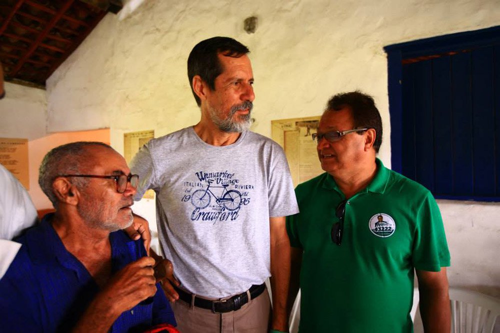 Candidato do PV à Presidência recebeu de representantes da Confederação Nacional dos Trabalhadores em Estabelecimentos de Ensino (Contee) o manifesto A Educação Tem que Ser Compromisso Prioritário; documento foi elaborado e aprovado na Plenária Nacional de Educação, em agosto, e representa a posição de cerca de 4 milhões de trabalhadores em educação dos setores público e privado (Foto: Gisele Federicce) Candidato do PV à Presidência recebeu de representantes da Confederação Nacional dos Trabalhadores em Estabelecimentos de Ensino (Contee) o manifesto A Educação Tem que Ser Compromisso Prioritário; documento foi elaborado e aprovado na Plenária Nacional de Educação, em agosto, e representa a posição de cerca de 4 milhões de trabalhadores em educação dos setores público e privado
