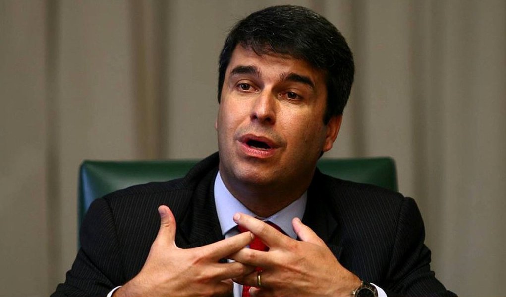 O Conselho de Ética e Decoro Parlamentar da Câmara dos Deputados rejeitou por 8 votos a 2 um parecer que propunha a abertura de processo de cassação do mandato do deputado Rodrigo Bethlem (PMDB-J; como o parecer preliminar não foi acatado, o processo para a abertura de investigações foi arquivado pelo conselho; o argumento dos deputados que votaram contra a abertura das investigações é que não havia provas materiais que justificassem as denúncias; Bethlem foi acusado de desviar recursos públicos durante gestão na Secretaria de Assistência Social da Prefeitura do Rio (Foto: Leonardo Lucena) O Conselho de Ética e Decoro Parlamentar da Câmara dos Deputados rejeitou por 8 votos a 2 um parecer que propunha a abertura de processo de cassação do mandato do deputado Rodrigo Bethlem (PMDB-J; como o parecer preliminar não foi acatado, o processo para a abertura de investigações foi arquivado pelo conselho; o argumento dos deputados que votaram contra a abertura das investigações é que não havia provas materiais que justificassem as denúncias; Bethlem foi acusado de desviar recursos públicos durante gestão na Secretaria de Assistência Social da Prefeitura do Rio
