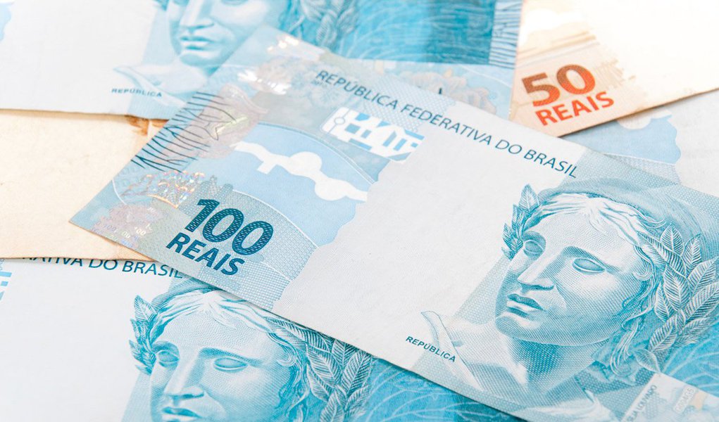 O Banco Central (BC) informou hoje (7) que os brasileiros retiraram R$ 5,85 bilhões a mais do que depositaram na caderneta de poupança em abril. Trata-se da pior captação para o mês desde o início da série histórica do BC, em 1995 (Foto: Gisele Federicce) O Banco Central (BC) informou hoje (7) que os brasileiros retiraram R$ 5,85 bilhões a mais do que depositaram na caderneta de poupança em abril. Trata-se da pior captação para o mês desde o início da série histórica do BC, em 1995