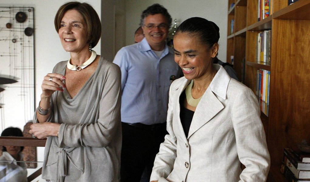 Herdeira do Itaú e coordenadora do programa de governo de Marina Silva, Maria Alice Setubal diz ser admiradora de FHC – "está muito à frente do PSDB" – e de Lula – "fez o Brasil mudar" –, mas acredita que o ex-presidente petista pensa a política de um jeito antiquado; Neca, como é conhecida, diz que a candidata do PSB "escuta muito", mas que isso não significa que ela "demore séculos para tomar uma decisão"; vê na presidente Dilma Rousseff "uma pessoa íntegra, que acredita na causa", mas que "é o oposto de Marina. Ela não ouve" (Foto: Gisele Federicce) Herdeira do Itaú e coordenadora do programa de governo de Marina Silva, Maria Alice Setubal diz ser admiradora de FHC – "está muito à frente do PSDB" – e de Lula – "fez o Brasil mudar" –, mas acredita que o ex-presidente petista pensa a política de um jeito antiquado; Neca, como é conhecida, diz que a candidata do PSB "escuta muito", mas que isso não significa que ela "demore séculos para tomar uma decisão"; vê na presidente Dilma Rousseff "uma pessoa íntegra, que acredita na causa", mas que "é o oposto de Marina. Ela não ouve"