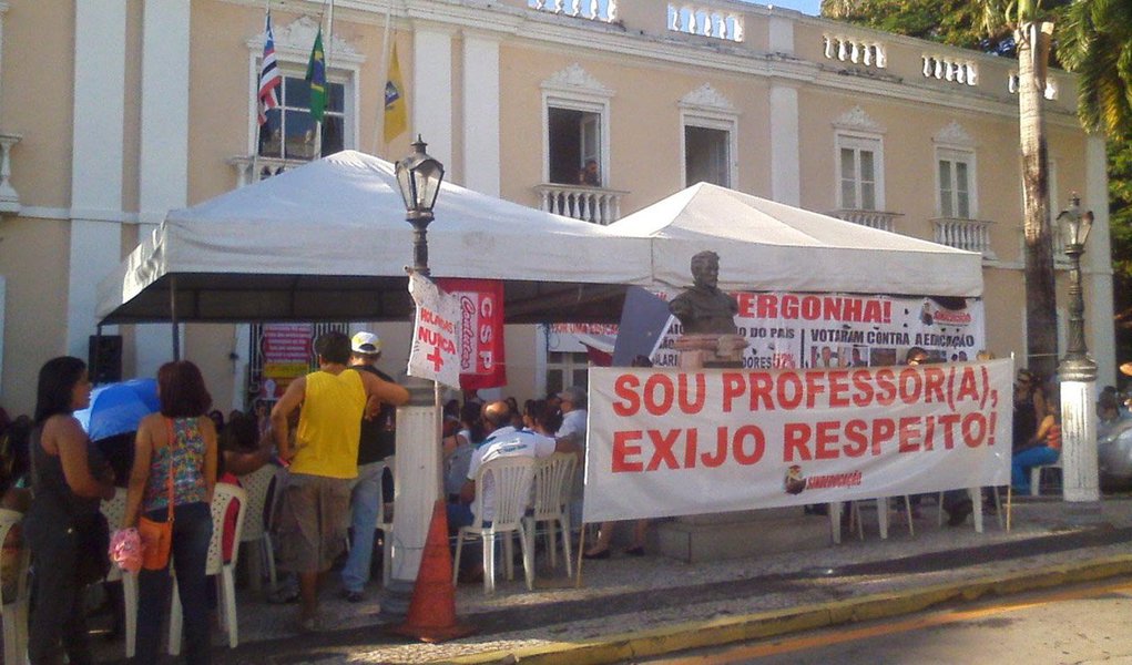 Um pequeno grupo optou pela suspensão do movimento repudiado pela população, aceitou a proposta da Prefeitura de reajuste salarial de 2,92% e a reposição de aulas; também esteve na pauta de reivindicações atendidas melhorias na infraestrutura de 50 escolas, reformulação de um plano de aposentadoria para a categoria e abono de faltas (Foto: Leonardo Lucena) Um pequeno grupo optou pela suspensão do movimento repudiado pela população, aceitou a proposta da Prefeitura de reajuste salarial de 2,92% e a reposição de aulas; também esteve na pauta de reivindicações atendidas melhorias na infraestrutura de 50 escolas, reformulação de um plano de aposentadoria para a categoria e abono de faltas
