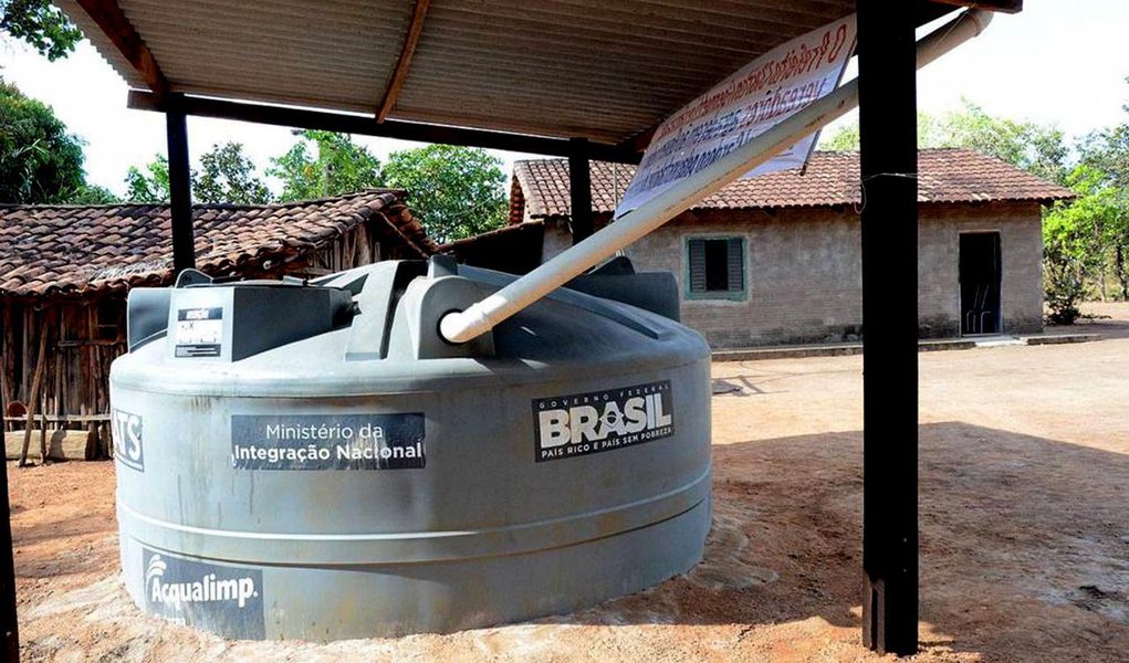 Até o início do mês de junho, a ATS iniciará o trabalho de notificação e retirada das 450 cisternas que foram destinadas a pessoas com cadastros irregulares, segundo apontamentos do Tribunal de Conta da União (TCU); paralelamente a esse trabalho, a ATS iniciará a instalação das cisternas que hoje estão em depósitos ou que já foram entregues às famílias, mas não estão instaladas; governo anterior executou apenas 16% do convênio com o Ministério de Integração Nacional (Foto: Aquiles Lins) Até o início do mês de junho, a ATS iniciará o trabalho de notificação e retirada das 450 cisternas que foram destinadas a pessoas com cadastros irregulares, segundo apontamentos do Tribunal de Conta da União (TCU); paralelamente a esse trabalho, a ATS iniciará a instalação das cisternas que hoje estão em depósitos ou que já foram entregues às famílias, mas não estão instaladas; governo anterior executou apenas 16% do convênio com o Ministério de Integração Nacional