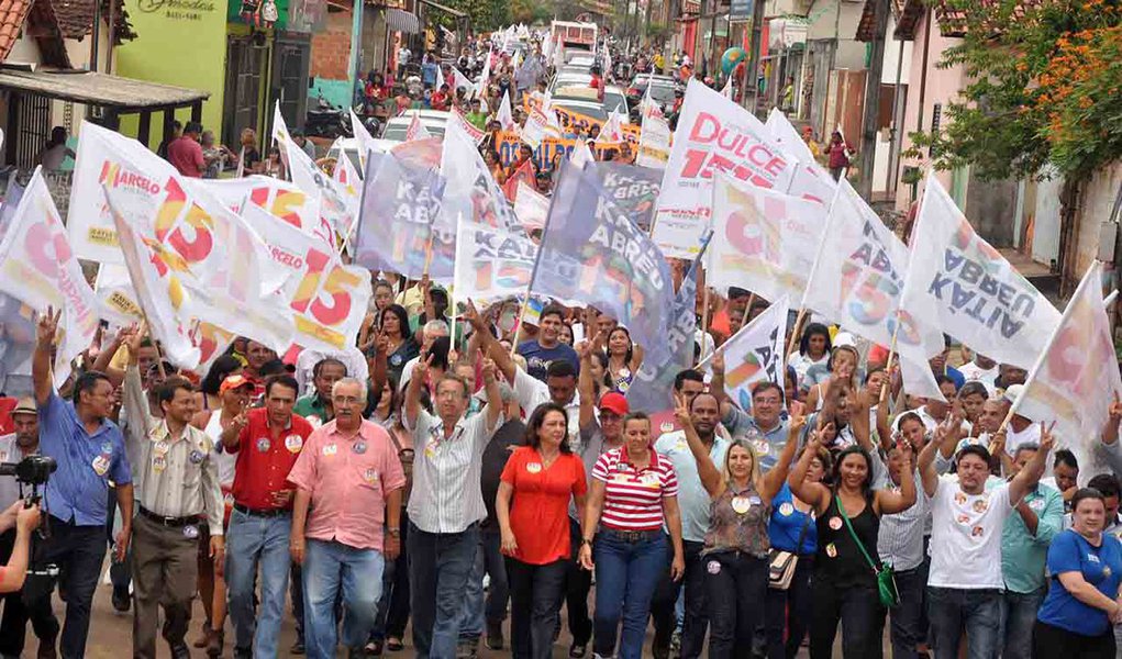 O candidato a governador da "Experiência faz a mudança" esteve acompanhado de lideranças políticas, vereadores e ex-prefeitos de Araguaína e região; Marcelo prometeu uma gestão municipalista, sem perseguição a prefeitos de outros partidos; "Sou um municipalista nato. Acredito na força e no poder dos municípios, por isso, sempre recebi os prefeitos do meu Estado e firmamos grandes e boas parcerias que a população desfruta até hoje. E assim será. O municipalismo não tem cor partidária", afirmou o candidato (Foto: Aquiles Lins) O candidato a governador da "Experiência faz a mudança" esteve acompanhado de lideranças políticas, vereadores e ex-prefeitos de Araguaína e região; Marcelo prometeu uma gestão municipalista, sem perseguição a prefeitos de outros partidos; "Sou um municipalista nato. Acredito na força e no poder dos municípios, por isso, sempre recebi os prefeitos do meu Estado e firmamos grandes e boas parcerias que a população desfruta até hoje. E assim será. O municipalismo não tem cor partidária", afirmou o candidato