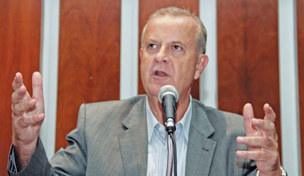 Prefeito Paulo Garcia (PT) assina nesta segunda-feira (13), às 15 horas, dois decretos, um que cria o Conselho de Transparência Pública e Combate à Corrupção, e outro que regulamenta, em âmbito municipal, a Lei12.846, sancionada pela presidenta Dilma Rousseff em agosto do ano passado; solenidade ocorre no 6º andar do Paço Municipal; conselho será composto por entidades da sociedade civil e órgãos da administração municipal, como premissa para reforçar o controle social e a transparência no serviço público, além dos combates à corrupção e à impunidade (Foto: Realle Palazzo-Martini) Prefeito Paulo Garcia (PT) assina nesta segunda-feira (13), às 15 horas, dois decretos, um que cria o Conselho de Transparência Pública e Combate à Corrupção, e outro que regulamenta, em âmbito municipal, a Lei12.846, sancionada pela presidenta Dilma Rousseff em agosto do ano passado; solenidade ocorre no 6º andar do Paço Municipal; conselho será composto por entidades da sociedade civil e órgãos da administração municipal, como premissa para reforçar o controle social e a transparência no serviço público, além dos combates à corrupção e à impunidade