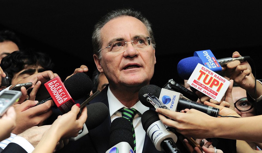 "É evidente que a presidenta da República e o vice-presidente perderam poder, porque só no Supremo Tribunal Federal eles deixam de indicar cinco ministros, mas isso é bom para o Brasil e é bom para o Judiciário", destacou o presidente do Congresso, comemorando a aprovação da proposta pela Câmara na noite de ontem (Foto: Gisele Federicce) "É evidente que a presidenta da República e o vice-presidente perderam poder, porque só no Supremo Tribunal Federal eles deixam de indicar cinco ministros, mas isso é bom para o Brasil e é bom para o Judiciário", destacou o presidente do Congresso, comemorando a aprovação da proposta pela Câmara na noite de ontem