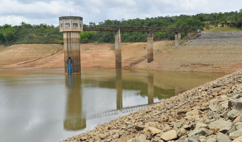 O anúncio da DN foi feito pelo secretário de Estado de Meio Ambiente e Desenvolvimento Sustentável, Sávio Souza Cruz, nesta quarta-feira (25/3), durante evento de celebração ao Dia Mundial da Água; “O que foi definido foram os critérios. A partir da publicação, serão feitas as avaliações nas regiões (porções hidrográficas) de Minas Gerais e, se os critérios foram observados, o Instituto Mineiro de Gestão das Águas (Igam) poderá declarar a escassez. O prazo mínimo de avaliação é de sete dias”, informou; Com publicação, Minas Gerais passa a ser o primeiro estado com uma norma desse tipo (Foto: Luis Mauro Queiroz) O anúncio da DN foi feito pelo secretário de Estado de Meio Ambiente e Desenvolvimento Sustentável, Sávio Souza Cruz, nesta quarta-feira (25/3), durante evento de celebração ao Dia Mundial da Água; “O que foi definido foram os critérios. A partir da publicação, serão feitas as avaliações nas regiões (porções hidrográficas) de Minas Gerais e, se os critérios foram observados, o Instituto Mineiro de Gestão das Águas (Igam) poderá declarar a escassez. O prazo mínimo de avaliação é de sete dias”, informou; Com publicação, Minas Gerais passa a ser o primeiro estado com uma norma desse tipo