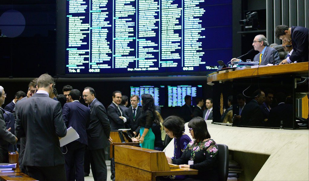 Governo obtém sua primeira vitória na guerra parlamentar para aprovar as medidas do ajuste fiscal, ao derrotar o requerimento, apresentado pelo DEM, de retirada da MP 665 da pauta de votações de hoje; foram 129 votos a favor do adiamento e 229 pela continuidade da votação; medida, necessária para o ajuste fiscal do ministro Joaquim Levy, muda as regras de concessão do seguro-desemprego, do abono salarial e do seguro-defeso para o pescador profissional (Foto: Gisele Federicce) Governo obtém sua primeira vitória na guerra parlamentar para aprovar as medidas do ajuste fiscal, ao derrotar o requerimento, apresentado pelo DEM, de retirada da MP 665 da pauta de votações de hoje; foram 129 votos a favor do adiamento e 229 pela continuidade da votação; medida, necessária para o ajuste fiscal do ministro Joaquim Levy, muda as regras de concessão do seguro-desemprego, do abono salarial e do seguro-defeso para o pescador profissional