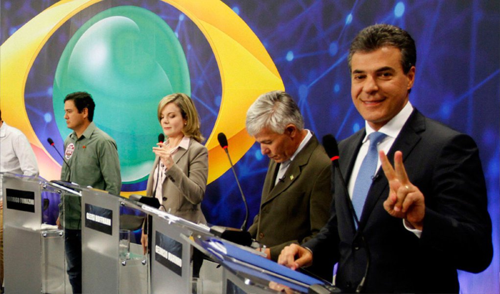 A Justiça Eleitoral rejeitou pedido de liminar do candidato à reeleição, governador Beto Richa (PSDB), que pleiteava que seus adversários fossem proibidos de chamá-lo de Kinder Ovo; o apelido surgiu em debate da Band TV, quando a candidata à governadora Gleisi Hoffmann (PT) comparou o tucano a um Kinder Ovo, por conta das reiteradas vezes em que o gestor se declarou surpreso com fatos ocorridos em seu governo
(Foto: Leonardo Lucena) A Justiça Eleitoral rejeitou pedido de liminar do candidato à reeleição, governador Beto Richa (PSDB), que pleiteava que seus adversários fossem proibidos de chamá-lo de Kinder Ovo; o apelido surgiu em debate da Band TV, quando a candidata à governadora Gleisi Hoffmann (PT) comparou o tucano a um Kinder Ovo, por conta das reiteradas vezes em que o gestor se declarou surpreso com fatos ocorridos em seu governo