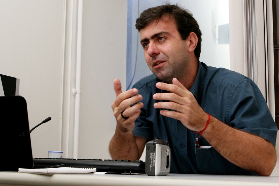 "É o que o companheiro Tarcísio Motta sempre diz: 'quem paga a orquestra, escolhe a música'. E a sociedade é quem dança. Por isso, precisamos de uma Reforma Política que proíba a doação de empresas a políticos e partidos", diz o deputado Marcelo Freixo, do Psol; "O financiamento empresarial está na base dos escândalos de corrupção e da cooptação da democracia por um pequeno grupo de companhias" (Foto: Leonardo Attuch) "É o que o companheiro Tarcísio Motta sempre diz: 'quem paga a orquestra, escolhe a música'. E a sociedade é quem dança. Por isso, precisamos de uma Reforma Política que proíba a doação de empresas a políticos e partidos", diz o deputado Marcelo Freixo, do Psol; "O financiamento empresarial está na base dos escândalos de corrupção e da cooptação da democracia por um pequeno grupo de companhias"