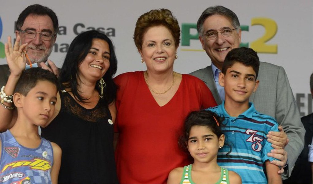 1472 moradias foram entregadas pelo governador Fernando Pimentel e por Dilma Rousseff em Araguari, no Triângulo Mineiro; “Nós conseguimos implantar o maior programa habitacional da história do nosso país. E, seguramente, um dos maiores programas do mundo. Até agora, nós contratamos 3,75 milhões de moradias. Destes, nós já entregamos dois milhões de casas” disse a presidente (Foto: Luis Mauro Queiroz) 1472 moradias foram entregadas pelo governador Fernando Pimentel e por Dilma Rousseff em Araguari, no Triângulo Mineiro; “Nós conseguimos implantar o maior programa habitacional da história do nosso país. E, seguramente, um dos maiores programas do mundo. Até agora, nós contratamos 3,75 milhões de moradias. Destes, nós já entregamos dois milhões de casas” disse a presidente