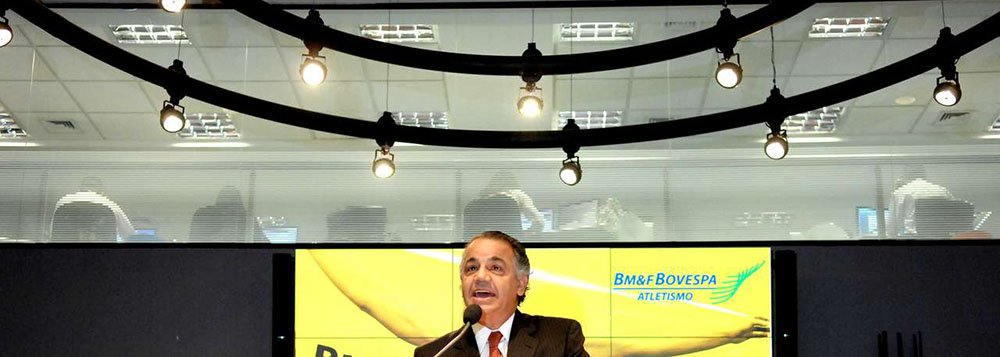 País registrou, no fim de agosto, 551,1 mil investidores pessoa física, número menor do que no auge da BM&FBovespa (610,9 mil), em 2010; meta lançada há cinco anos pelo presidente da bolsa, Edemir Pinto, era chegar com uma base de cinco milhões de aplicadores em 2014; fatores como a crise internacional e o desaquecimento na economia brasileira influenciaram os investidores, segundo reportagem do Valor Econômico (Foto: Gisele Federicce) País registrou, no fim de agosto, 551,1 mil investidores pessoa física, número menor do que no auge da BM&FBovespa (610,9 mil), em 2010; meta lançada há cinco anos pelo presidente da bolsa, Edemir Pinto, era chegar com uma base de cinco milhões de aplicadores em 2014; fatores como a crise internacional e o desaquecimento na economia brasileira influenciaram os investidores, segundo reportagem do Valor Econômico