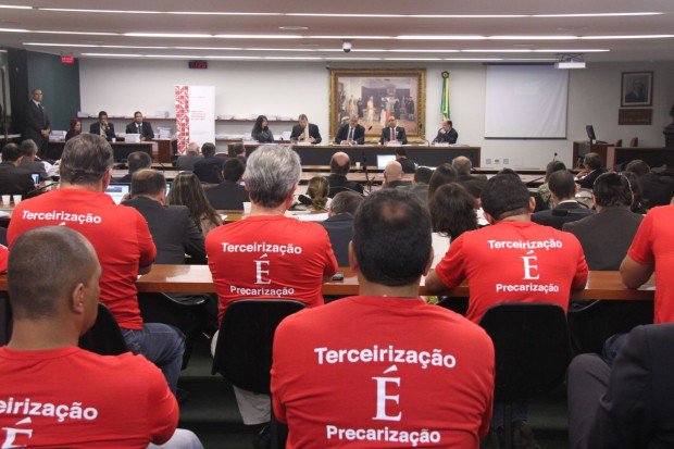 A realidade da terceirização não é a da modernidade. Ao contrário, solapa as condições de trabalho. É uma prática que retrocede no que há de moderno nas relações de trabalho e no desenvolvimento econômico (Foto: Vicentinho) A realidade da terceirização não é a da modernidade. Ao contrário, solapa as condições de trabalho. É uma prática que retrocede no que há de moderno nas relações de trabalho e no desenvolvimento econômico
