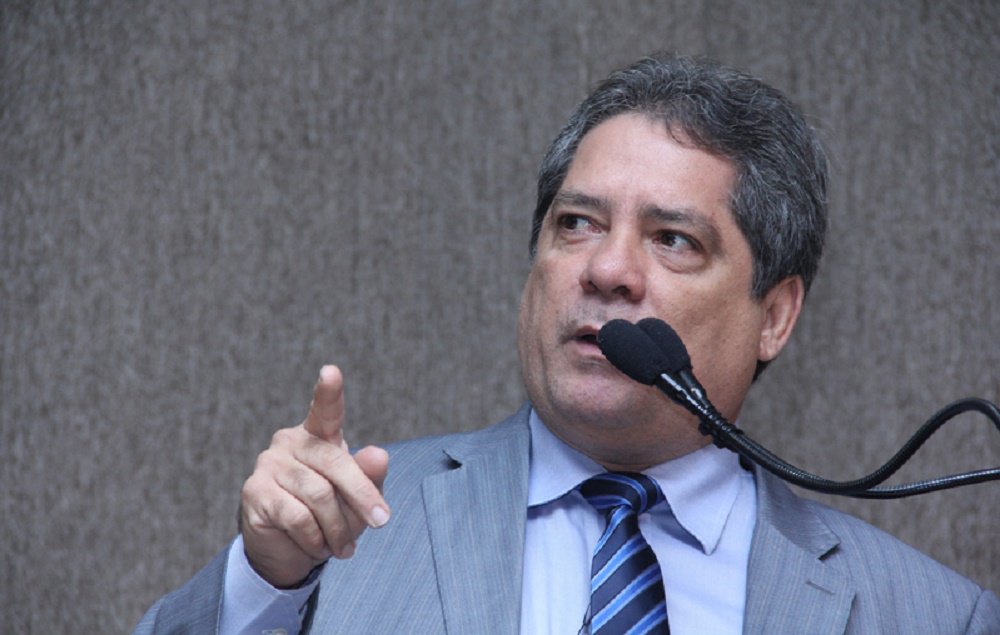 Vereador Renilson Félix (DEM) criticou na sessão de ontem da Câmara os colegas da bancada governista que não estariam defendendo o prefeito João Alves Filho (DEM) dos ataques feitos pela oposição; "Não se pode acender uma vela para Deus e outra para o diabo. O que vemos aqui, é o prefeito ser criticado e os vereadores não se pronunciam. A oposição fala e não vejo ninguém defender o governo. Tenho lado político e não abro mão dele", disse ele sem revelar nomes (Foto: Valter Lima) Vereador Renilson Félix (DEM) criticou na sessão de ontem da Câmara os colegas da bancada governista que não estariam defendendo o prefeito João Alves Filho (DEM) dos ataques feitos pela oposição; "Não se pode acender uma vela para Deus e outra para o diabo. O que vemos aqui, é o prefeito ser criticado e os vereadores não se pronunciam. A oposição fala e não vejo ninguém defender o governo. Tenho lado político e não abro mão dele", disse ele sem revelar nomes