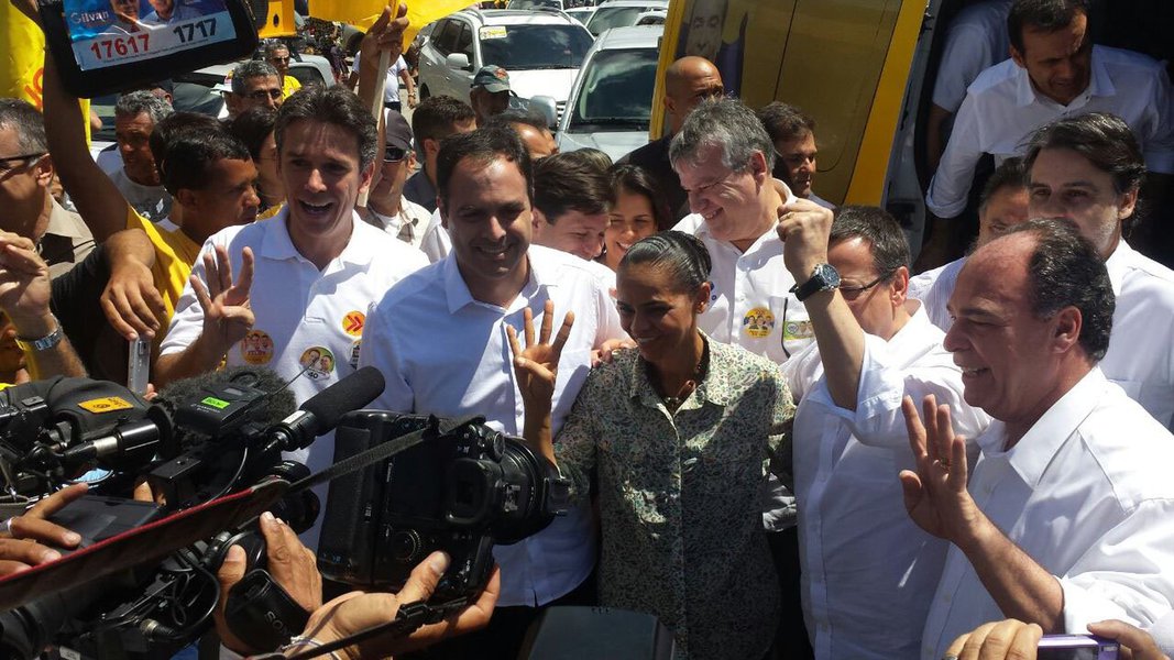 A avaliação do candidato ao Senado pelo PSB-PE, Fernando Bezerra Coelho, talvez seja mais contundente de uma liderança em Pernambuco no sentido de manifestar apoio à presidenciável do seu partido, Marina Silva; para justificar a sua posição, o ex-ministro da Integração afirmou que o ex-presidente Lula (PT) "teve uma relação com pessoal com o estado e também com Eduardo"; "Mas ele tinha uma base política em São Paulo", disse (Foto: Leonardo Lucena) A avaliação do candidato ao Senado pelo PSB-PE, Fernando Bezerra Coelho, talvez seja mais contundente de uma liderança em Pernambuco no sentido de manifestar apoio à presidenciável do seu partido, Marina Silva; para justificar a sua posição, o ex-ministro da Integração afirmou que o ex-presidente Lula (PT) "teve uma relação com pessoal com o estado e também com Eduardo"; "Mas ele tinha uma base política em São Paulo", disse