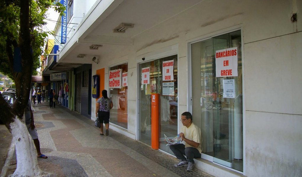 O primeiro dia da greve dos bancários foi marcado pela adesão de 55% dos 12 mil funcionários que compõem a categoria em todo o Estado, segundo o Sindicato dos Bancários de Pernambuco; somente nesta terça-feira (30), 337 das 610 agências bancárias em Pernambuco não prestaram atendimento aos usuários (Foto: Paulo Emílio) www.brasil247.com - O primeiro dia da greve dos bancários foi marcado pela adesão de 55% dos 12 mil funcionários que compõem a categoria em todo o Estado, segundo o Sindicato dos Bancários de Pernambuco; somente nesta terça-feira (30), 337 das 610 agências bancárias em Pernambuco não prestaram atendimento aos usuários