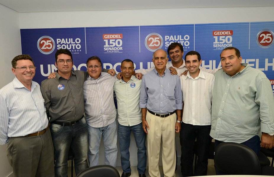 Além de restaurar a BA-001 entre Nazaré das Farinhas e Valença, o candidato do DEM anunciou que está em seu plano de governo a construção dos trechos da rodovia estadual que faltam nas regiões sul e extremo sul; "A BA-001 vai cobrir todo o litoral baiano do Sul e Extremo-Sul, quando fizermos os trechos que ligam Canavieiras/Belmonte, Trancoso/Prado e Caravelas/Nova Viçosa"; Souto recebeu apoio de prefeitos, vereadores e líderes de legendas que compõem a base do governador Jaques Wagner, como PTB, PCdoB, PP, PR e PSD (Foto: Romulo Faro) Além de restaurar a BA-001 entre Nazaré das Farinhas e Valença, o candidato do DEM anunciou que está em seu plano de governo a construção dos trechos da rodovia estadual que faltam nas regiões sul e extremo sul; "A BA-001 vai cobrir todo o litoral baiano do Sul e Extremo-Sul, quando fizermos os trechos que ligam Canavieiras/Belmonte, Trancoso/Prado e Caravelas/Nova Viçosa"; Souto recebeu apoio de prefeitos, vereadores e líderes de legendas que compõem a base do governador Jaques Wagner, como PTB, PCdoB, PP, PR e PSD