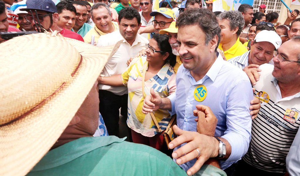 Presidenciável tucano, que cumpre agenda no Pará nesta segunda-feira 8, classificou como "absolutamente graves" as denúncias feitas pelo ex-diretor da Petrobras Paulo Roberto Costa e defendeu investigações "aprofundadas" e "punição exemplar daqueles que permitiram que isso ocorresse"; segundo ele, "é preciso que haja por parte da presidente da República uma posição mais clara em relação a tudo isso" (Foto: Gisele Federicce) Presidenciável tucano, que cumpre agenda no Pará nesta segunda-feira 8, classificou como "absolutamente graves" as denúncias feitas pelo ex-diretor da Petrobras Paulo Roberto Costa e defendeu investigações "aprofundadas" e "punição exemplar daqueles que permitiram que isso ocorresse"; segundo ele, "é preciso que haja por parte da presidente da República uma posição mais clara em relação a tudo isso"