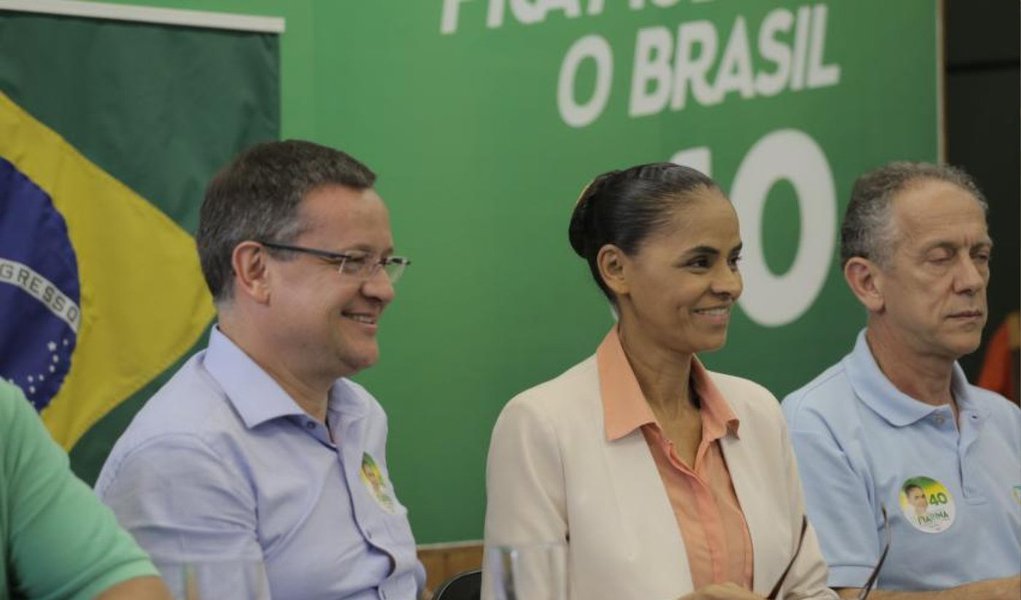 Candidata do PSB, Marina Silva, classificou, neste domingo (7) como "leviandade" e "uso político" a citação do nome de Eduardo Campos no escândalo de suposto pagamento de propina da Petrobras a agentes políticos; "Queremos as investigações; o que não queremos é que prevaleça essa estratégia leviana de, antes que se tenham as apurações, já se faça essa associação --inclusive esquecendo a grande quantidade de envolvidos que estão aí, muito vivos e muito aptos a continuar destruindo e dilapidando o patrimônio público", afirmou ela (Foto: Valter Lima) Candidata do PSB, Marina Silva, classificou, neste domingo (7) como "leviandade" e "uso político" a citação do nome de Eduardo Campos no escândalo de suposto pagamento de propina da Petrobras a agentes políticos; "Queremos as investigações; o que não queremos é que prevaleça essa estratégia leviana de, antes que se tenham as apurações, já se faça essa associação --inclusive esquecendo a grande quantidade de envolvidos que estão aí, muito vivos e muito aptos a continuar destruindo e dilapidando o patrimônio público", afirmou ela
