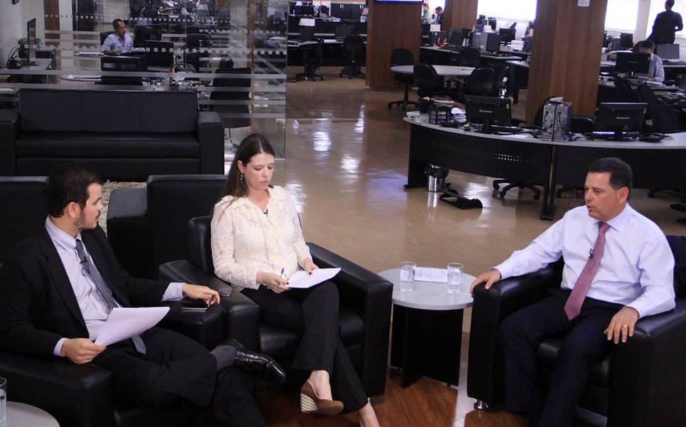 Governador criticou discurso oposicionista sobre a segurança pública ao participar de sabatina no jornal O Popular, nesta quinta-feira; para Marconi Perillo, todo o Brasil enfrenta problema de violência e ele defende maior investimento do governo federal nesta área; tucano mostrou projetos de sua autoria quando era senador em que defendia vinculação de receita da União para a segurança pública; "Defendo uma mudança na Legislação Penal. A lei é frouxa, precisa ser mudada", disse o tucano, que ainda cobrou maior vigilância nas fronteiras nacionais para coibir a entrada de armas e drogas (Foto: José Barbacena) Governador criticou discurso oposicionista sobre a segurança pública ao participar de sabatina no jornal O Popular, nesta quinta-feira; para Marconi Perillo, todo o Brasil enfrenta problema de violência e ele defende maior investimento do governo federal nesta área; tucano mostrou projetos de sua autoria quando era senador em que defendia vinculação de receita da União para a segurança pública; "Defendo uma mudança na Legislação Penal. A lei é frouxa, precisa ser mudada", disse o tucano, que ainda cobrou maior vigilância nas fronteiras nacionais para coibir a entrada de armas e drogas