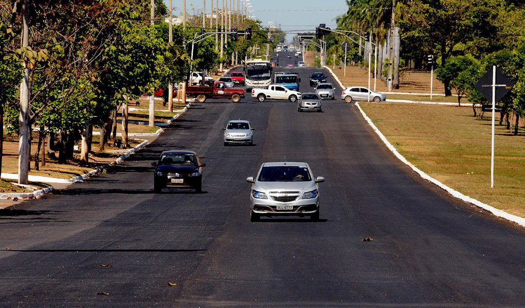 Prefeitura de Palmas lança nesta quinta-feira, 27, o programa Chão Preto – Cidade Verde, destinado a qualificação asfáltica de vias urbanas; programa dispõe de duas usinas, para aplicação de asfalto do tipo TSD (Tratamento Superficial Duplo) e para fabricação mistura para remendo de pavimento; "Foi uma promessa de campanha, que a Prefeitura tivesse condições de fazer recapeamentos com qualidade, e ainda novos metros de asfalto. Adquirimos as usinas e agora vamos deixar a cidade com malha viária nova e conservada", ressalta o prefeito Carlos Amastha (PP) (Foto: Aquiles Lins) Prefeitura de Palmas lança nesta quinta-feira, 27, o programa Chão Preto – Cidade Verde, destinado a qualificação asfáltica de vias urbanas; programa dispõe de duas usinas, para aplicação de asfalto do tipo TSD (Tratamento Superficial Duplo) e para fabricação mistura para remendo de pavimento; "Foi uma promessa de campanha, que a Prefeitura tivesse condições de fazer recapeamentos com qualidade, e ainda novos metros de asfalto. Adquirimos as usinas e agora vamos deixar a cidade com malha viária nova e conservada", ressalta o prefeito Carlos Amastha (PP)