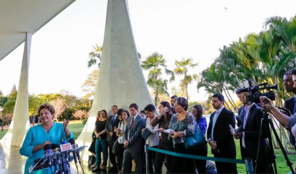Presidente Dilma Rousseff (PT) disse nesta segunda (8) que acabar com o Mercosul é um "tiro no pé" e que não faz política externa com "ideologia"; ao defender a postura do governo em priorizar a América Latina e o Mercosul em suas negociações internacionais, Dilma disse que os mercados são responsáveis por 80% das exportações do Brasil; Dilma disse que suas propostas como candidata não "viram as costas" para a América Latina, enquanto outros só "enxergam" mercados como a Europa (Foto: Valter Lima) Presidente Dilma Rousseff (PT) disse nesta segunda (8) que acabar com o Mercosul é um "tiro no pé" e que não faz política externa com "ideologia"; ao defender a postura do governo em priorizar a América Latina e o Mercosul em suas negociações internacionais, Dilma disse que os mercados são responsáveis por 80% das exportações do Brasil; Dilma disse que suas propostas como candidata não "viram as costas" para a América Latina, enquanto outros só "enxergam" mercados como a Europa
