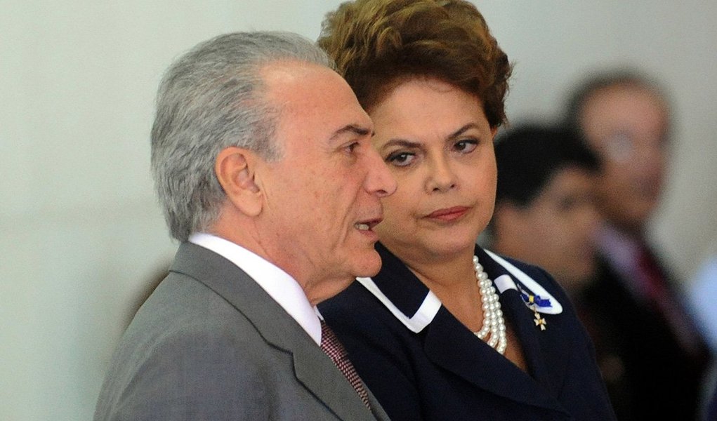 Após abertura de investigação contra 33 parlamentares da base aliada, presidente Dilma Rousseff teme agravamento da crise no Congresso; ela pedirá ao vice-presidente Michel Temer (PMDB) para que se integre à coordenação política na expectativa de ‘acalmar’ seus partidários; além disso, vai cobrar do PT apoio incondicional das medidas provisórias que restringem o acesso a benefícios trabalhistas e previdenciários (Foto: Roberta Namour) Após abertura de investigação contra 33 parlamentares da base aliada, presidente Dilma Rousseff teme agravamento da crise no Congresso; ela pedirá ao vice-presidente Michel Temer (PMDB) para que se integre à coordenação política na expectativa de ‘acalmar’ seus partidários; além disso, vai cobrar do PT apoio incondicional das medidas provisórias que restringem o acesso a benefícios trabalhistas e previdenciários