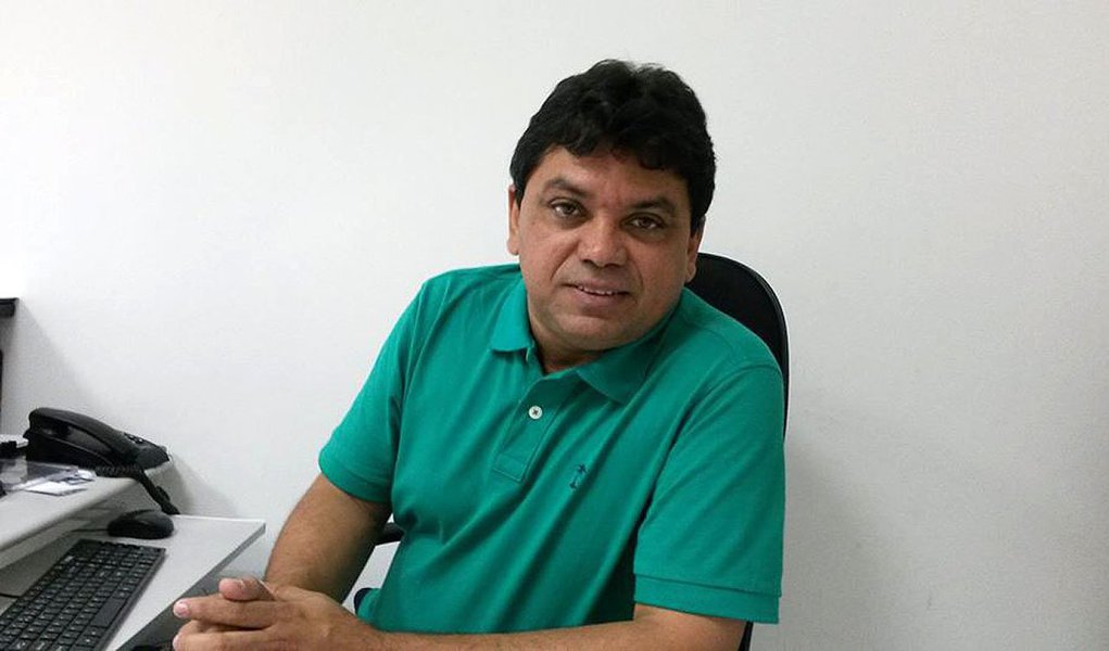 O presidente do PCdoB e um dos coordenadores da coligação 'Todos pelo Maranhão', Márcio Jerry, questionou os números da pesquisa Ibope contratada pela TV Mirante; ele contrapôs os dados divulgados com os de outros institutos que fizeram e registraram pesquisa; "Em todas as pesquisas, todas, o Flávio Dino tem entre 54 a 58% de intenções de votos e o candidato Edinho Lobão tem entre 23 e 27%. Esta é a verdade das ruas que as pesquisas tem revelado, à exceção dessa do Ibope", garantiu. "Claro que a pesquisa foi forjada", disparou (Foto: Leonardo Lucena) O presidente do PCdoB e um dos coordenadores da coligação 'Todos pelo Maranhão', Márcio Jerry, questionou os números da pesquisa Ibope contratada pela TV Mirante; ele contrapôs os dados divulgados com os de outros institutos que fizeram e registraram pesquisa; "Em todas as pesquisas, todas, o Flávio Dino tem entre 54 a 58% de intenções de votos e o candidato Edinho Lobão tem entre 23 e 27%. Esta é a verdade das ruas que as pesquisas tem revelado, à exceção dessa do Ibope", garantiu. "Claro que a pesquisa foi forjada", disparou
