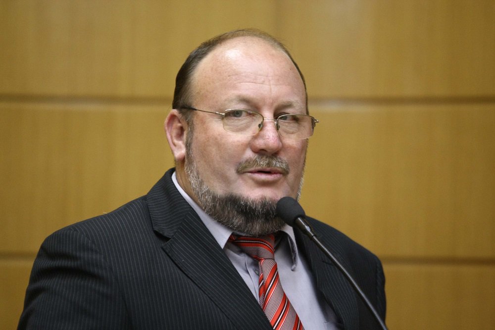 Deputado estadual João Daniel (PT), eleito deputado federal, defende que o PT tenha candidatura própria a prefeito de Aracaju, nas eleições de 2016; e não esconde sua predileção pelo nome do presidente estadual da legenda, o deputado federal Rogério Carvalho, para disputar o cargo;“Ele é uma das maiores lideranças políticas do estado. Se ele vai ser candidato a prefeito em Aracaju ou não é uma discussão que ele e o partido vão fazer. Mas Rogério está credenciado a disputar qualquer cargo do Estado, como também em nível nacional”, disse (Foto: Valter Lima) Deputado estadual João Daniel (PT), eleito deputado federal, defende que o PT tenha candidatura própria a prefeito de Aracaju, nas eleições de 2016; e não esconde sua predileção pelo nome do presidente estadual da legenda, o deputado federal Rogério Carvalho, para disputar o cargo;“Ele é uma das maiores lideranças políticas do estado. Se ele vai ser candidato a prefeito em Aracaju ou não é uma discussão que ele e o partido vão fazer. Mas Rogério está credenciado a disputar qualquer cargo do Estado, como também em nível nacional”, disse