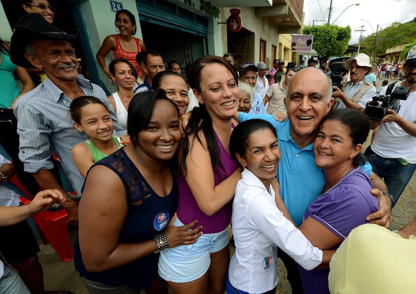 Isolado à frente dos adversários em mais uma pesquisa, o candidato do DEM ao governo da Bahia, Paulo Souto, comentou levantamento do instituto Sensus, divulgado na noite de ontem (4), que lhe aponta com 43% e com vitória no primeiro turno; "A pesquisa está de acordo com o que temos percebido nas ruas de toda a Bahia. É indiscutível a existência de um forte sentimento de mudança do povo baiano. E os números de todas as pesquisas realizadas até agora indicam que a grande maioria deposita confiança em mim para liderar as transformações necessárias à construção de um futuro melhor para a nossa gente" (Foto: Romulo Faro) Isolado à frente dos adversários em mais uma pesquisa, o candidato do DEM ao governo da Bahia, Paulo Souto, comentou levantamento do instituto Sensus, divulgado na noite de ontem (4), que lhe aponta com 43% e com vitória no primeiro turno; "A pesquisa está de acordo com o que temos percebido nas ruas de toda a Bahia. É indiscutível a existência de um forte sentimento de mudança do povo baiano. E os números de todas as pesquisas realizadas até agora indicam que a grande maioria deposita confiança em mim para liderar as transformações necessárias à construção de um futuro melhor para a nossa gente"