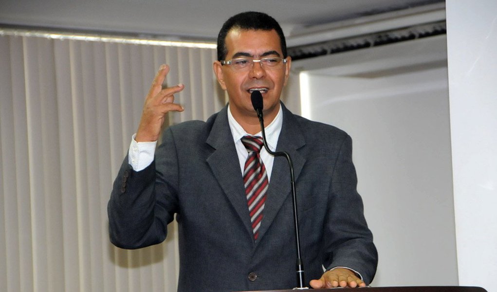 O vereador de Palmas Lúcio Campelo, candidato a deputado estadual pelo PR, foi à tribuna da Câmara Municipal nessa terça-feira, 2, para denunciar a compra "desenfreada" de votos nesta campanha eleitoral; sem citar nomes, Campelo afirmou que há falta de comprometimento e de comportamento, tanto por parte da classe política quanto da sociedade para combater a prática; "Sociedade tocantinense está vivendo deste vício, da troca do voto pelo favor. E não há qualquer candidato ou qualquer político que tenha a coragem de vir a público alertar a sociedade sobre este equívoco, que é o de deixar de ter um representante legal para ter um representante corrupto", declarou (Foto: Aquiles Lins) O vereador de Palmas Lúcio Campelo, candidato a deputado estadual pelo PR, foi à tribuna da Câmara Municipal nessa terça-feira, 2, para denunciar a compra "desenfreada" de votos nesta campanha eleitoral; sem citar nomes, Campelo afirmou que há falta de comprometimento e de comportamento, tanto por parte da classe política quanto da sociedade para combater a prática; "Sociedade tocantinense está vivendo deste vício, da troca do voto pelo favor. E não há qualquer candidato ou qualquer político que tenha a coragem de vir a público alertar a sociedade sobre este equívoco, que é o de deixar de ter um representante legal para ter um representante corrupto", declarou