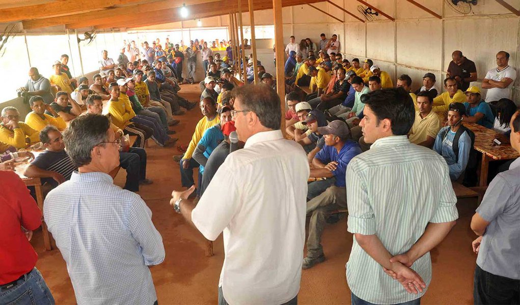 Em visita ao canteiro de obras de um conjunto habitacional em Palmas, nesta segunda-feira, 1º, o candidato a governador Marcelo Miranda afirmou que irá construir 30 mil casas populares, caso seja eleito; "No meu Governo, a construção civil será estimulada porque vamos trabalhar para zerar um déficit habitacional de 30 mil moradias no Estado", afirmou Miranda (Foto: Aquiles Lins) Em visita ao canteiro de obras de um conjunto habitacional em Palmas, nesta segunda-feira, 1º, o candidato a governador Marcelo Miranda afirmou que irá construir 30 mil casas populares, caso seja eleito; "No meu Governo, a construção civil será estimulada porque vamos trabalhar para zerar um déficit habitacional de 30 mil moradias no Estado", afirmou Miranda