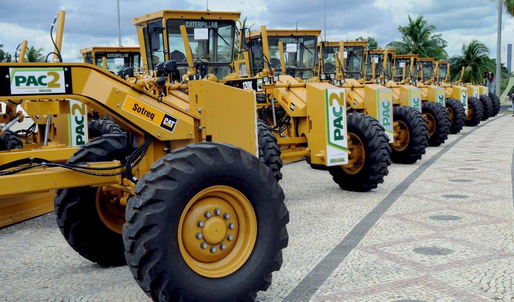 Ministério Público Federal no Tocantins enviou recomendação a 52 municípios do estado e ao Ministério do Desenvolvimento Agrário do Tocantins, sobre o uso das máquinas doadas pelo Programa de Aceleração do Crescimento (PAC 2); prefeituras devem implantar sistema de controle da utilização das máquinas, que estar registradas como bens do município; MDA deve fiscalizar utilização das máquinas, se estão sendo utilizadas para a finalidade correta; confira lista de muncípios (Foto: Aquiles Lins) Ministério Público Federal no Tocantins enviou recomendação a 52 municípios do estado e ao Ministério do Desenvolvimento Agrário do Tocantins, sobre o uso das máquinas doadas pelo Programa de Aceleração do Crescimento (PAC 2); prefeituras devem implantar sistema de controle da utilização das máquinas, que estar registradas como bens do município; MDA deve fiscalizar utilização das máquinas, se estão sendo utilizadas para a finalidade correta; confira lista de muncípios