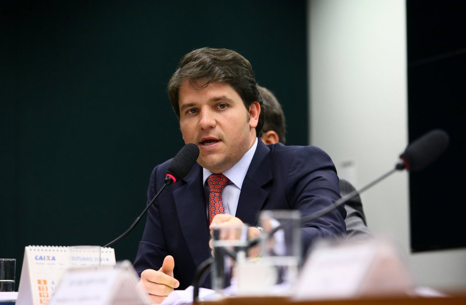 Deputado Luiz Argôlo (SD-BA), investigado pelo Conselho de Ética da Câmara, rebateu o depoimento que a contadora Meire Bonfim da Silva Poza prestou ao colegiado no dia 13 de agosto passado; ela disse que Youssef e Argôlo eram sócios e que o parlamentar recebeu mais de R$ 1 milhão do doleiro; "Eu só estive uma vez com ela e não foi no escritório dela", rebateu o parlamentar, destacando que Meire foi apresentada como uma "mulher problemática" quando o doleiro pediu para que a procurasse
(Foto: Gisele Federicce) Deputado Luiz Argôlo (SD-BA), investigado pelo Conselho de Ética da Câmara, rebateu o depoimento que a contadora Meire Bonfim da Silva Poza prestou ao colegiado no dia 13 de agosto passado; ela disse que Youssef e Argôlo eram sócios e que o parlamentar recebeu mais de R$ 1 milhão do doleiro; "Eu só estive uma vez com ela e não foi no escritório dela", rebateu o parlamentar, destacando que Meire foi apresentada como uma "mulher problemática" quando o doleiro pediu para que a procurasse