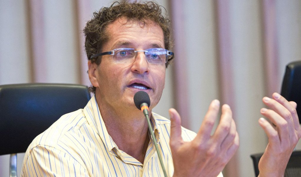 Condenado em segunda instância devido à participação no caso investigado pela Operação Caixa de Pandora em 2009, o deputado federal eleito Rôney Nemer (PMDB) pode ser o primeiro caso de um parlamentar que terá a diplomação impedida devido à aplicação da Lei da Ficha Limpa; caso seja condenado, a suplência é do distrital Alírio Neto (PEN) (Foto: Leonardo Araújo) Condenado em segunda instância devido à participação no caso investigado pela Operação Caixa de Pandora em 2009, o deputado federal eleito Rôney Nemer (PMDB) pode ser o primeiro caso de um parlamentar que terá a diplomação impedida devido à aplicação da Lei da Ficha Limpa; caso seja condenado, a suplência é do distrital Alírio Neto (PEN)
