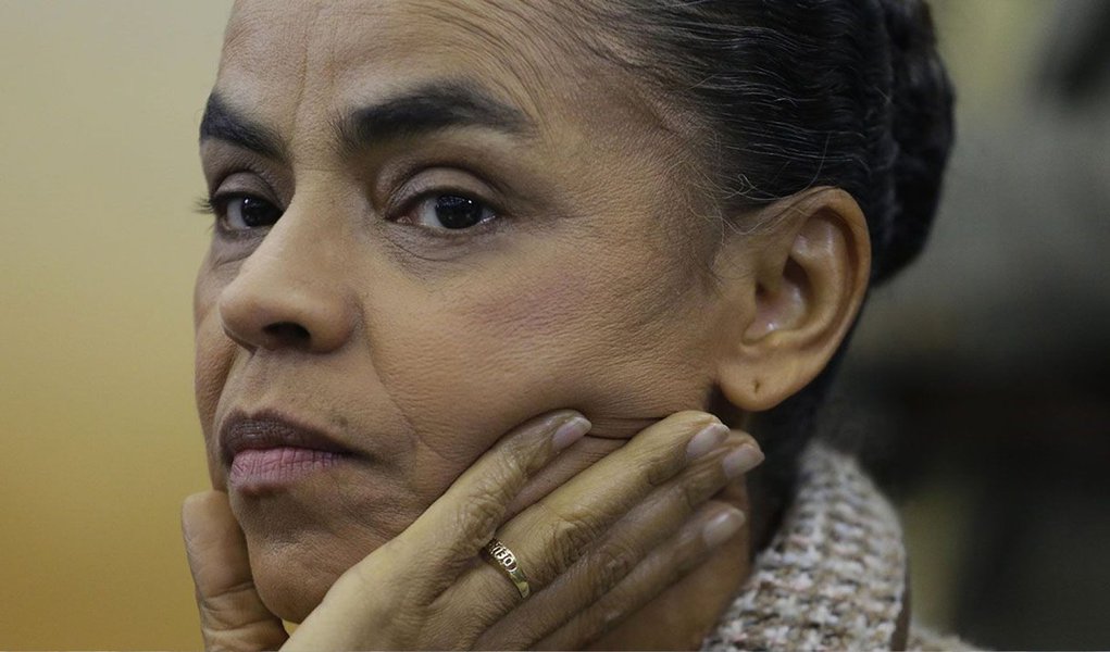 Contradições identificadas na candidatura de Marina Silva, do PSB, começam a se voltar contra ela; Instituto Ibope apurou intenções de votomenores em São Paulo e no Rio de Janeiro, onde vivem 32% do eleitorado do País; liderança no Rio fica para trás e dianteira folgada em SP sofre arranhão; posição contra o pré-sal, ligação estreita com herdeira do banco Itaú, Neca Setúbal, mudança de posição sobre a questão gay e desacertos em programa de governo pesam contra; se, antes, Marina parecia subir aos céus das intenções de voto, agora embica para baixo; "Sou alvo de muitas pedras", reclama ela (Foto: Marco Damiani) Contradições identificadas na candidatura de Marina Silva, do PSB, começam a se voltar contra ela; Instituto Ibope apurou intenções de votomenores em São Paulo e no Rio de Janeiro, onde vivem 32% do eleitorado do País; liderança no Rio fica para trás e dianteira folgada em SP sofre arranhão; posição contra o pré-sal, ligação estreita com herdeira do banco Itaú, Neca Setúbal, mudança de posição sobre a questão gay e desacertos em programa de governo pesam contra; se, antes, Marina parecia subir aos céus das intenções de voto, agora embica para baixo; "Sou alvo de muitas pedras", reclama ela