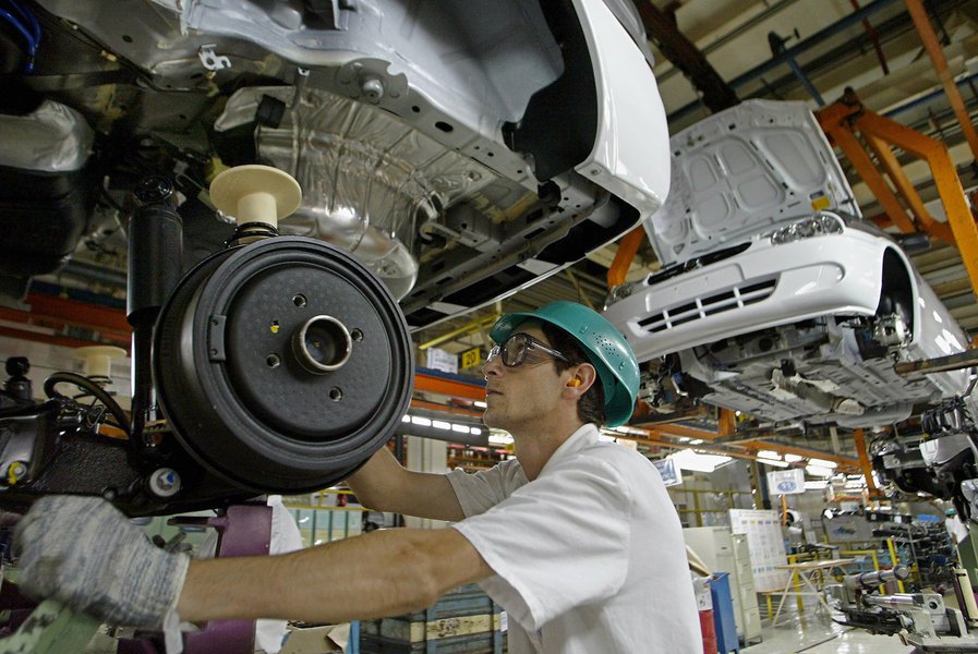 A produção de veículos automotores caiu 28,9% em fevereiro na comparação com o mesmo mês do ano passado, informou hoje (5) a Associação Nacional dos Fabricantes de Veículos Automotores (Anfavea); no mês passado, foram produzidas 200,1 mil unidades, contra 281,6 mil em igual mês de 2014. Na comparação com janeiro, quando a produção somou 204,8 mil unidades, houve queda de 2,3%; no acumulado deste ano, foram produzidos 404,9 mil veículos, 22% a menos do que o total do mesmo período do ano passado (518,9 mil) (Foto: Romulo Faro) A produção de veículos automotores caiu 28,9% em fevereiro na comparação com o mesmo mês do ano passado, informou hoje (5) a Associação Nacional dos Fabricantes de Veículos Automotores (Anfavea); no mês passado, foram produzidas 200,1 mil unidades, contra 281,6 mil em igual mês de 2014. Na comparação com janeiro, quando a produção somou 204,8 mil unidades, houve queda de 2,3%; no acumulado deste ano, foram produzidos 404,9 mil veículos, 22% a menos do que o total do mesmo período do ano passado (518,9 mil)