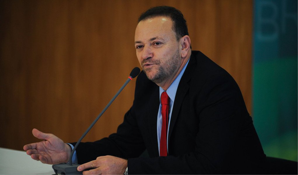 Ministro da Secretaria de Comunicação Social, que tomou posse hoje, ressaltou, no entanto, que "este governo tem credibilidade e pode dizer ao povo brasileiro o que vai ser feito no futuro"; "Precisamos estabelecer diálogo franco com a sociedade, mostrando que um governo que já fez tem todas as condições de conduzir o país neste momento e de continuar fazendo", acrescentou (Foto: Leonardo Lucena) Ministro da Secretaria de Comunicação Social, que tomou posse hoje, ressaltou, no entanto, que "este governo tem credibilidade e pode dizer ao povo brasileiro o que vai ser feito no futuro"; "Precisamos estabelecer diálogo franco com a sociedade, mostrando que um governo que já fez tem todas as condições de conduzir o país neste momento e de continuar fazendo", acrescentou