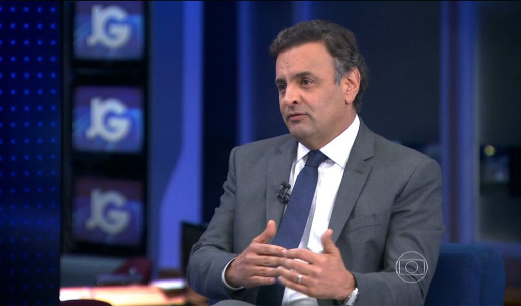Em entrevista ao Jornal da Globo, candidato do PSDB à Presidência, Aécio Neves, disse ter dúvidas sobre a "consistência" das propostas da candidata do PSB, Marina Silva: "Temos uma nova candidata que se apresenta com um conjunto de propostas absolutamente inexequíveis do ponto de vista prático e terá de explicar isso. O custo das propostas já anunciadas até aqui, fora as que certamente ainda virão durante a campanha, significa um aumento de gastos de 150 bilhões de reais ao ano, 3 por cento do PIB" (Foto: Roberta Namour) Em entrevista ao Jornal da Globo, candidato do PSDB à Presidência, Aécio Neves, disse ter dúvidas sobre a "consistência" das propostas da candidata do PSB, Marina Silva: "Temos uma nova candidata que se apresenta com um conjunto de propostas absolutamente inexequíveis do ponto de vista prático e terá de explicar isso. O custo das propostas já anunciadas até aqui, fora as que certamente ainda virão durante a campanha, significa um aumento de gastos de 150 bilhões de reais ao ano, 3 por cento do PIB"
