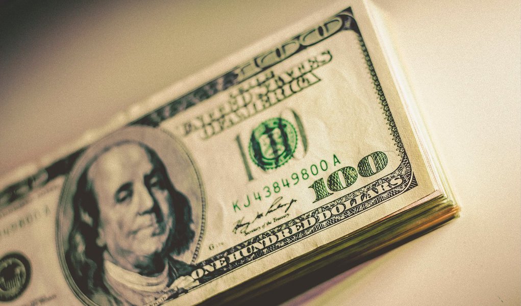 O dólar subia mais de 2% e bateu em R$ 3 nesta quarta-feira, 4, após o presidente do Senado, Renan Calheiros (PMDB), rejeitar medida provisória que trata de desonerações tributárias, dificultando ainda mais o ajuste das contas públicas brasileiras; à medida que se torna mais difícil para o governo cortar seus gastos, a pressão cambial também se intensifica; às 12h34, a moeda norte-americana avançava 2,25%, a 2,9940 reais na venda, após atingir 3,0010 reais na máxima da sessão, maior nível desde agosto de 2004 (Foto: Paulo Emílio) O dólar subia mais de 2% e bateu em R$ 3 nesta quarta-feira, 4, após o presidente do Senado, Renan Calheiros (PMDB), rejeitar medida provisória que trata de desonerações tributárias, dificultando ainda mais o ajuste das contas públicas brasileiras; à medida que se torna mais difícil para o governo cortar seus gastos, a pressão cambial também se intensifica; às 12h34, a moeda norte-americana avançava 2,25%, a 2,9940 reais na venda, após atingir 3,0010 reais na máxima da sessão, maior nível desde agosto de 2004