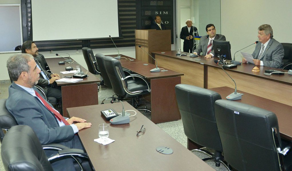 Durante sessão ordinária nesta terça-feira, 2, a CPI do Igeprev leu ofício do presidente do órgão, Francisco Sales Barbosa, com os dois Termos de Ajuste de Conduta assinados pelo Estado do Tocantins, com interveniência do Igeprev, e pelo Ministério da Previdência Social; chegaram também cópias dos relatórios bimestrais destinados ao Ministério da Previdência, demonstrando o cumprimento das obrigações assumidas junto ao órgão federal; Igeprev pediu mais prazo para outros documentos solicitados (Foto: Aquiles Lins) Durante sessão ordinária nesta terça-feira, 2, a CPI do Igeprev leu ofício do presidente do órgão, Francisco Sales Barbosa, com os dois Termos de Ajuste de Conduta assinados pelo Estado do Tocantins, com interveniência do Igeprev, e pelo Ministério da Previdência Social; chegaram também cópias dos relatórios bimestrais destinados ao Ministério da Previdência, demonstrando o cumprimento das obrigações assumidas junto ao órgão federal; Igeprev pediu mais prazo para outros documentos solicitados