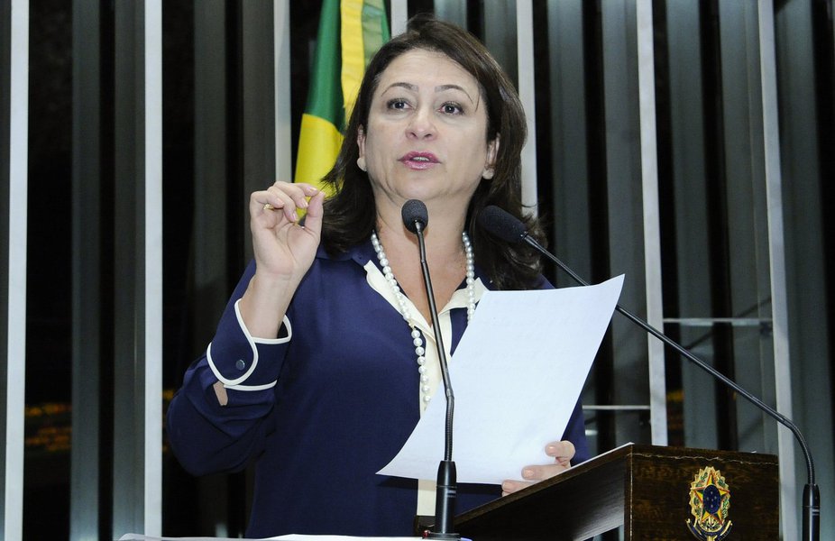 Oriunda do DEM, a senadora, agora no PMDB, já fez forte oposição ao governo petista; convite da presidente Dilma para que ela assuma o ministério da Agricultura causou revolta no MST e outros movimentos sociais, que fazem abaixo-assinado virtual para que ela não integre o governo; indicação provocou crise interna também no PMDB, para onde Kátia migrou há pouco mais de um ano, vinda do PSD; presidente estaria sinalizando que pode desistir da nomeação, segundo informações de bastidores (Foto: Gisele Federicce) Oriunda do DEM, a senadora, agora no PMDB, já fez forte oposição ao governo petista; convite da presidente Dilma para que ela assuma o ministério da Agricultura causou revolta no MST e outros movimentos sociais, que fazem abaixo-assinado virtual para que ela não integre o governo; indicação provocou crise interna também no PMDB, para onde Kátia migrou há pouco mais de um ano, vinda do PSD; presidente estaria sinalizando que pode desistir da nomeação, segundo informações de bastidores