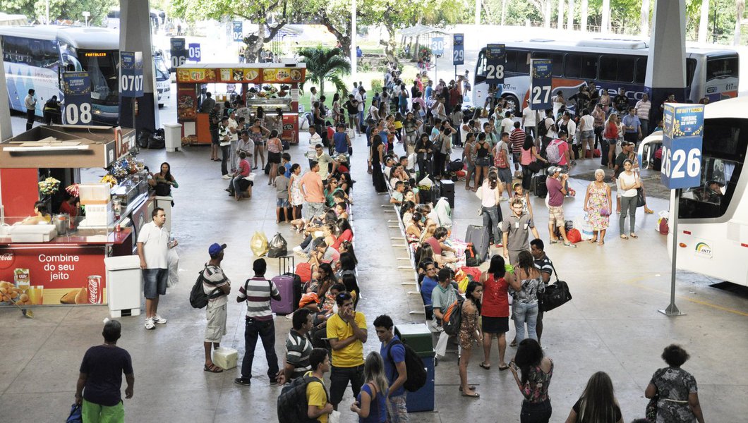 Como acontece todos os anos, o movimento do Terminal Rodoviário João Tomé deverá aumentar significativamente nos feriados da Semana Santa. Para atender a demanda, estão sendo providenciados ônibus extras no período (Foto: Fatima 247) Como acontece todos os anos, o movimento do Terminal Rodoviário João Tomé deverá aumentar significativamente nos feriados da Semana Santa. Para atender a demanda, estão sendo providenciados ônibus extras no período