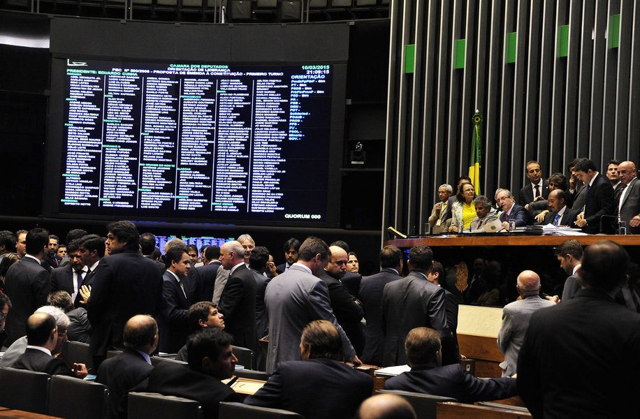 O ministro da Educação, que deveria ir prestar esclarecimentos na Casa, passou mal ontem à noite e foi internado no Hospital Sírio Libanês. Segundo o deputado federal Danilo Forte (PMDB), no final da manhã de hoje, Cid apresentou atestado médico informando que não poderia estar presente devido a um "procedimento de urgência". A convocação foi adiada para dia 17 (Foto: Renata Paiva) O ministro da Educação, que deveria ir prestar esclarecimentos na Casa, passou mal ontem à noite e foi internado no Hospital Sírio Libanês. Segundo o deputado federal Danilo Forte (PMDB), no final da manhã de hoje, Cid apresentou atestado médico informando que não poderia estar presente devido a um "procedimento de urgência". A convocação foi adiada para dia 17