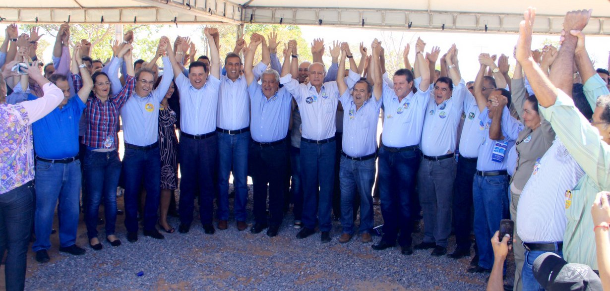 Governador Marconi Perillo, o vice José Eliton e Vilmar Rocha participaram de ato político na cidade de Posse e também realizaram carreata no município; os 21 prefeitos que compõe a Região Nordeste reafirmaram apoio à reeleição de Marconi; além de manifestarem apoio ao governador, prefeitos e ex-prefeitos também o agradeceram o volume de obras realizadas no Nordeste goiano e participação de José Eliton na construção do consenso político na região (Foto: José Barbacena) Governador Marconi Perillo, o vice José Eliton e Vilmar Rocha participaram de ato político na cidade de Posse e também realizaram carreata no município; os 21 prefeitos que compõe a Região Nordeste reafirmaram apoio à reeleição de Marconi; além de manifestarem apoio ao governador, prefeitos e ex-prefeitos também o agradeceram o volume de obras realizadas no Nordeste goiano e participação de José Eliton na construção do consenso político na região