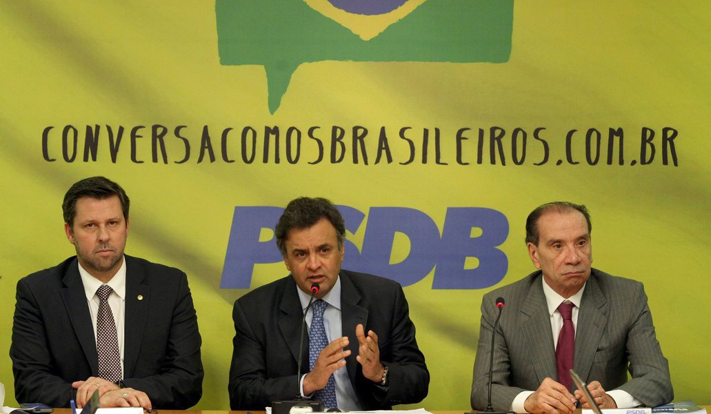 "Acreditamos que a participação popular melhora as instituições e eleva os padrões de governança pública. Por isso, o PSDB, através de seus militantes, simpatizantes e várias de suas lideranças participará, ao lado de brasileiros de todas as regiões do país, desse movimento apartidário que surge do mais legítimo sentimento de indignação da sociedade brasileira", diz a nota assinada pelos senadores Aécio Neves (PSDB-MG) e Cássio Cunha Lima (PSDB-PB), além do deputado Carlos Sampaio (PSDB-SP); segundo tucanos, manifestações refletem "indignação dos brasileiros diante da flagrante degradação moral e do desastre econômico-social promovidos pelo governo Dilma Rousseff"; senador Aloysio Nunes (PSDB-SP), que defendeu o 'sangramento' de Dilma também deve participar (Foto: Leonardo Attuch) "Acreditamos que a participação popular melhora as instituições e eleva os padrões de governança pública. Por isso, o PSDB, através de seus militantes, simpatizantes e várias de suas lideranças participará, ao lado de brasileiros de todas as regiões do país, desse movimento apartidário que surge do mais legítimo sentimento de indignação da sociedade brasileira", diz a nota assinada pelos senadores Aécio Neves (PSDB-MG) e Cássio Cunha Lima (PSDB-PB), além do deputado Carlos Sampaio (PSDB-SP); segundo tucanos, manifestações refletem "indignação dos brasileiros diante da flagrante degradação moral e do desastre econômico-social promovidos pelo governo Dilma Rousseff"; senador Aloysio Nunes (PSDB-SP), que defendeu o 'sangramento' de Dilma também deve participar