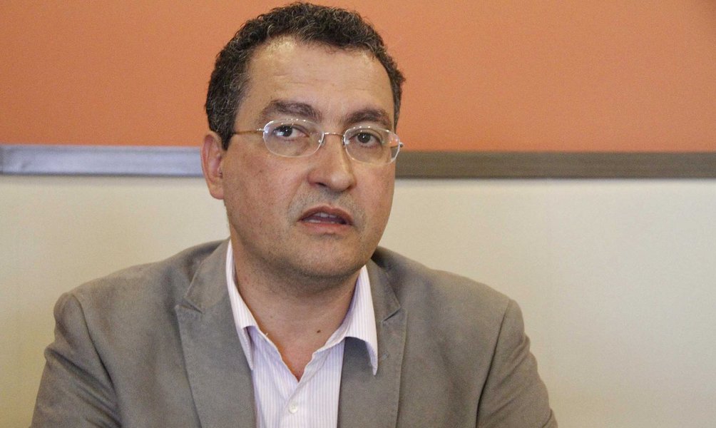 Candidato do PT ao governo do Estado, Rui Costa é o único a comemorar pesquisa do desconhecido e contestado instituto Bahia Pesquisa e Estatística (Bapesp), também conhecido como 'DataNilo' por ligação de seus donos com o presidente da Assembleia Legislativa, deputado Marcelo Nilo (PDT), amigo de Rui e aliado do PT; com 27% das intenções de voto, contra 39% de Paulo Souto (DEM), em único cenário que aponta essa pontuação, o petista está para lá de entusiasmado com pesquisa de Nilo e diz que vai vencer no primeiro turno (Foto: Romulo Faro) Candidato do PT ao governo do Estado, Rui Costa é o único a comemorar pesquisa do desconhecido e contestado instituto Bahia Pesquisa e Estatística (Bapesp), também conhecido como 'DataNilo' por ligação de seus donos com o presidente da Assembleia Legislativa, deputado Marcelo Nilo (PDT), amigo de Rui e aliado do PT; com 27% das intenções de voto, contra 39% de Paulo Souto (DEM), em único cenário que aponta essa pontuação, o petista está para lá de entusiasmado com pesquisa de Nilo e diz que vai vencer no primeiro turno